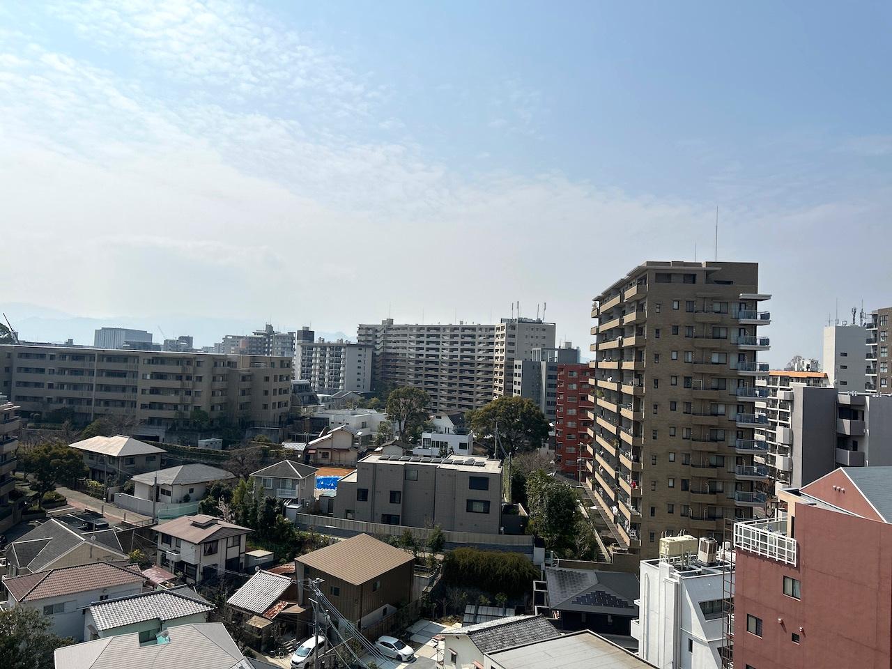 福岡市中央区赤坂の売買物件/西側の窓からの眺めも抜けてます。