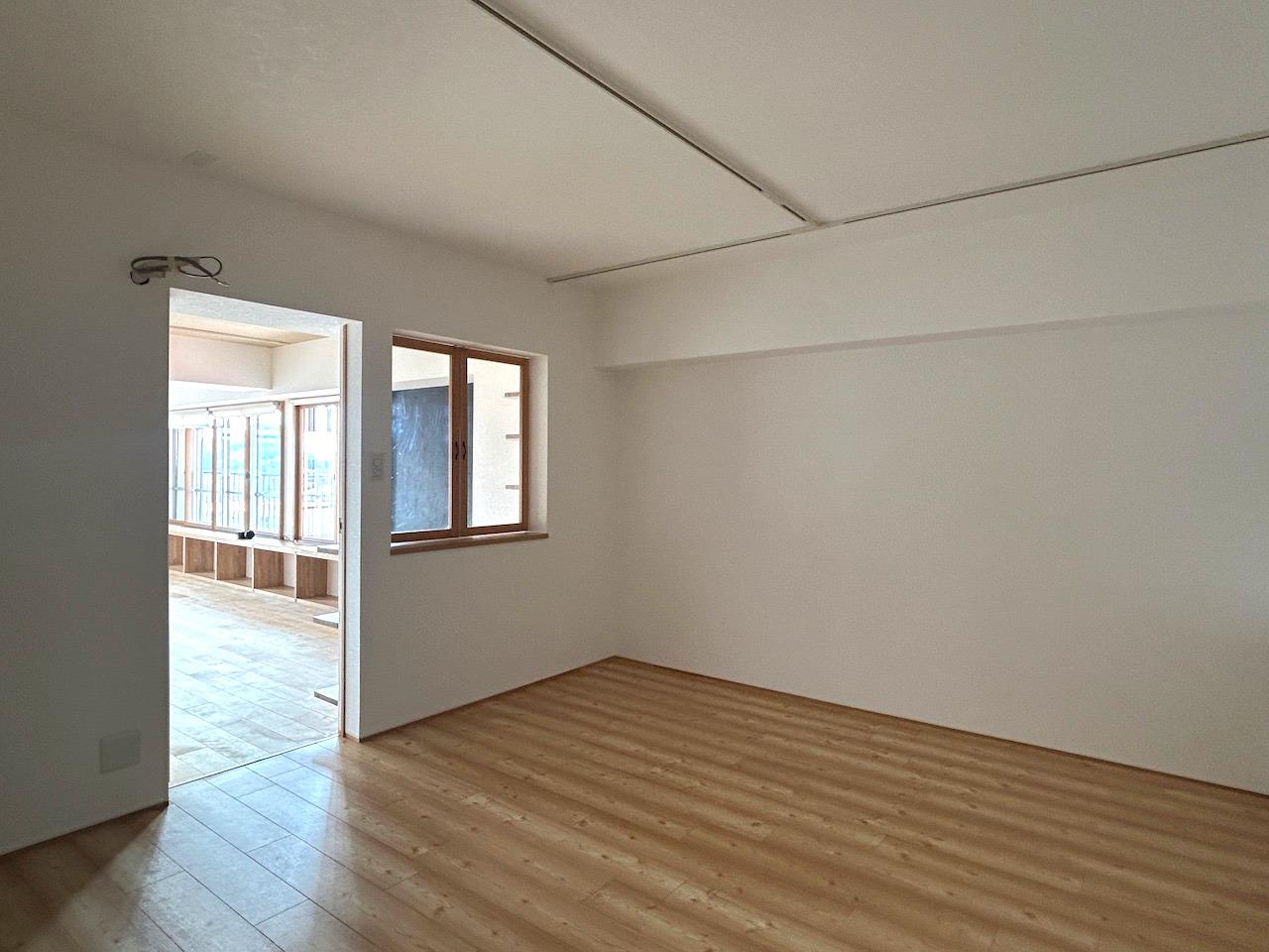 福岡市中央区赤坂の売買物件/サービスルーム。彩光はリビング頼りなので、正直暗めです。