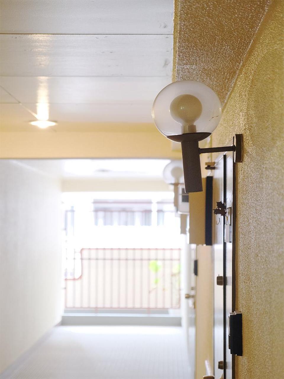 福岡市中央区赤坂の売買物件/玄関前の照明もレトロで良い雰囲気。夜はもっといいだろうな。