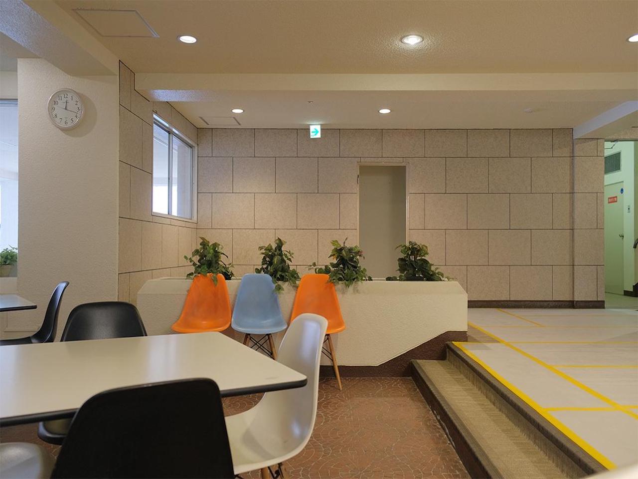 福岡市中央区赤坂の売買物件/エントランスの待合スペース。ゆったりしてます。