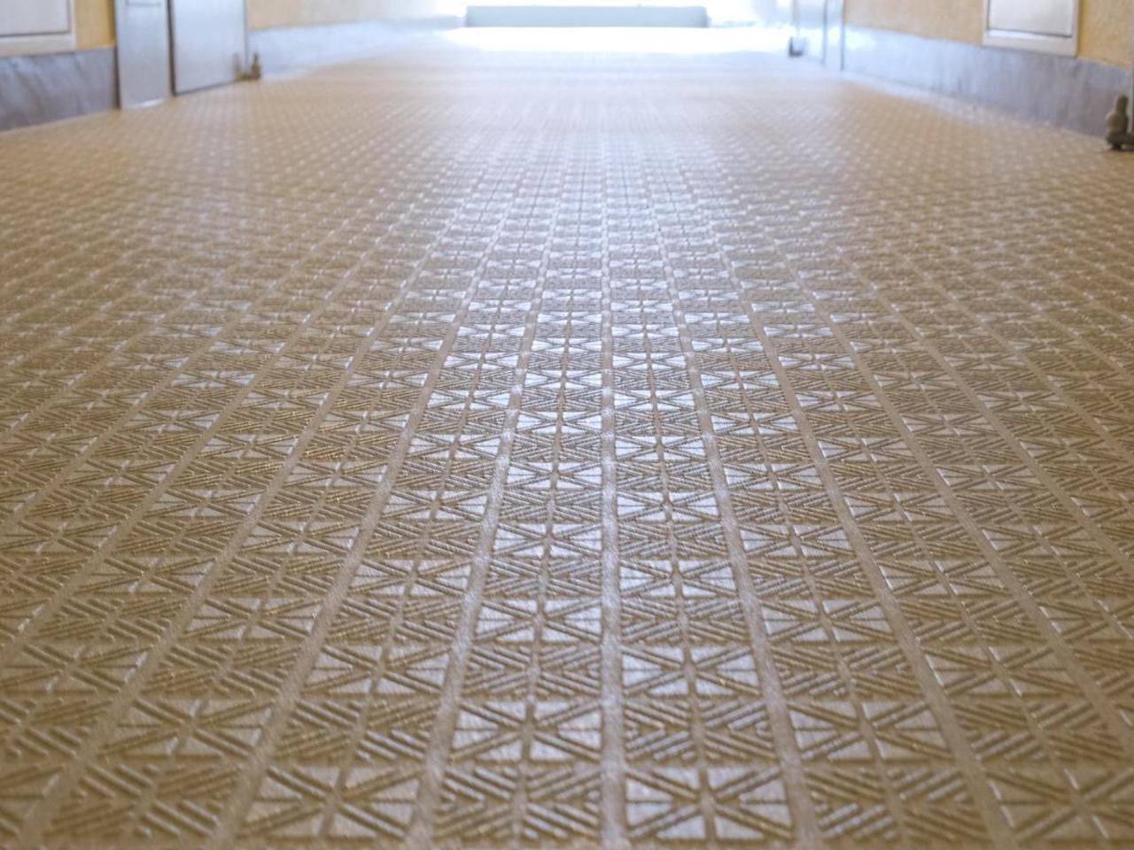 福岡市中央区赤坂の売買物件/共用廊下の床材。懐かしい雰囲気のパターンと色使い。