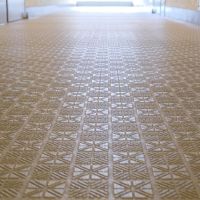 福岡市中央区赤坂の売買物件/共用廊下の床材。懐かしい雰囲気のパターンと色使い。