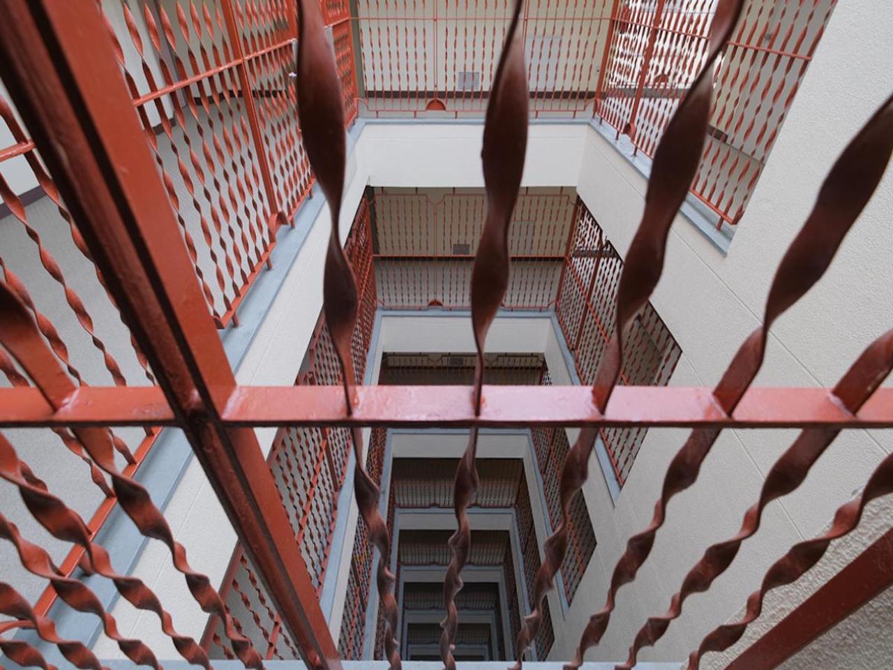 福岡市中央区赤坂の売買物件/共用部中央の吹き抜け。鉄柵のデザインまでも、萌えます。