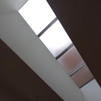 福岡市西区姪の浜の賃貸物件/天井に設けられた吹き抜け窓から、光を取り込みます。