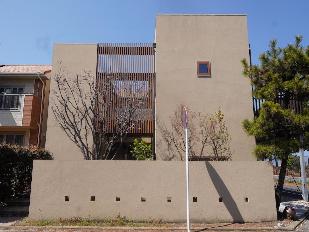 福岡市中央区福浜の売買物件/シンプルな四角い箱のようなデザインと、ルーバーの組み合わせが美しいファサード。