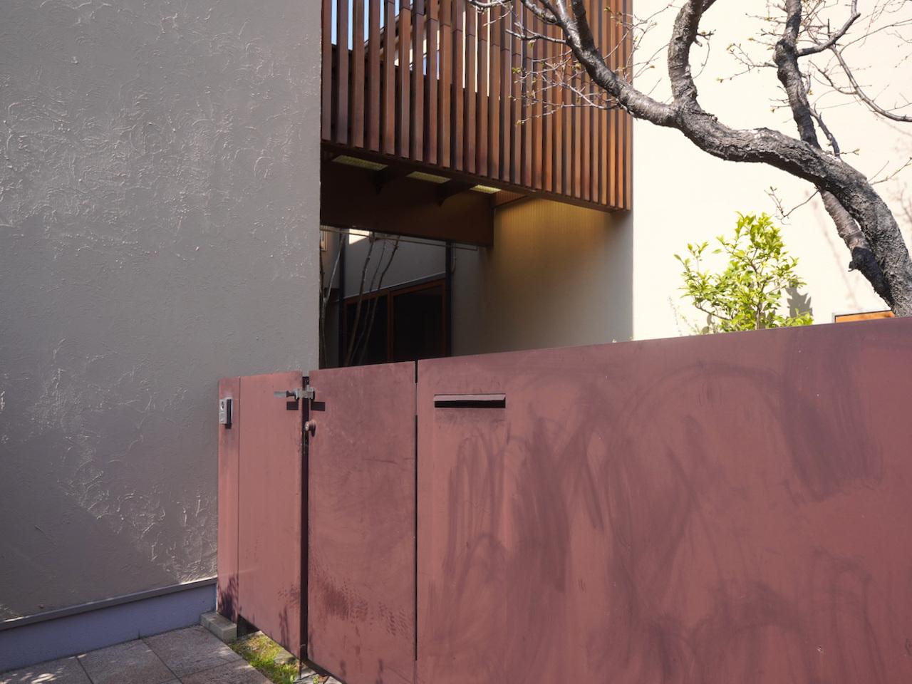 福岡市中央区福浜の売買物件/かっこいいシンプルなデザインのエントランス。