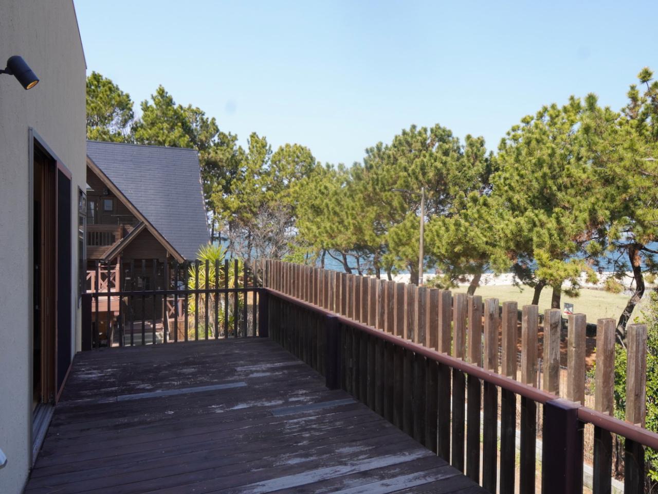 福岡市中央区福浜の売買物件/リビングには隣接して広めのバルコニーが。デスクやチェアを置いてのんびりと過ごせそうです。