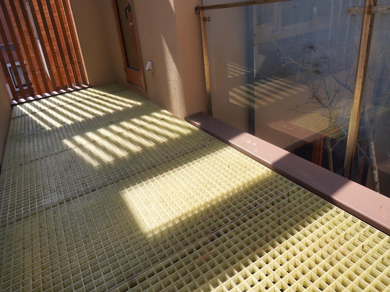 福岡市中央区福浜の売買物件/めずらしい格子状の床。光と影の表情まで楽しませてくれます。