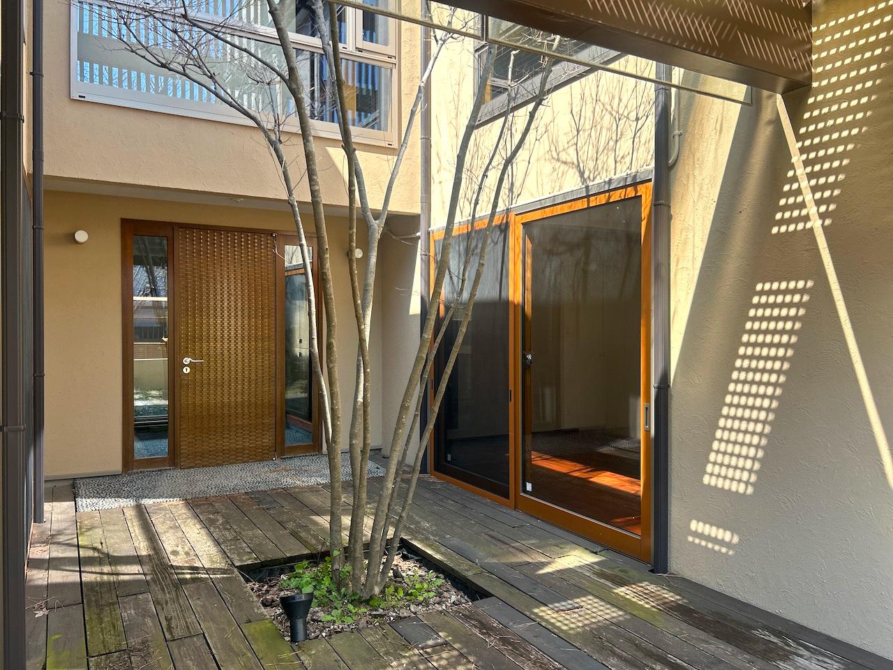 福岡市中央区福浜の売買物件/門を入ると現れるのは、吹き抜けを抱えた中庭空間。