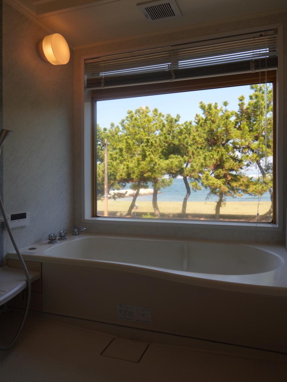福岡市中央区福浜の売買物件/お風呂。ここからも海が見える、嬉しいサプライズ。