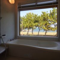 福岡市中央区福浜の売買物件/お風呂。ここからも海が見える、嬉しいサプライズ。