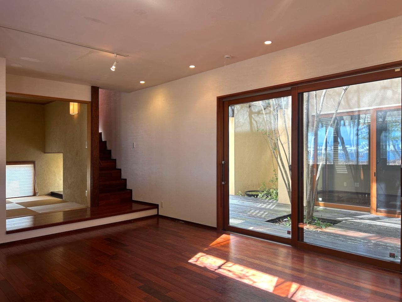 福岡市中央区福浜の売買物件/1階の洋室。どの部屋にいても日当たりが良くて気持ちがいい。