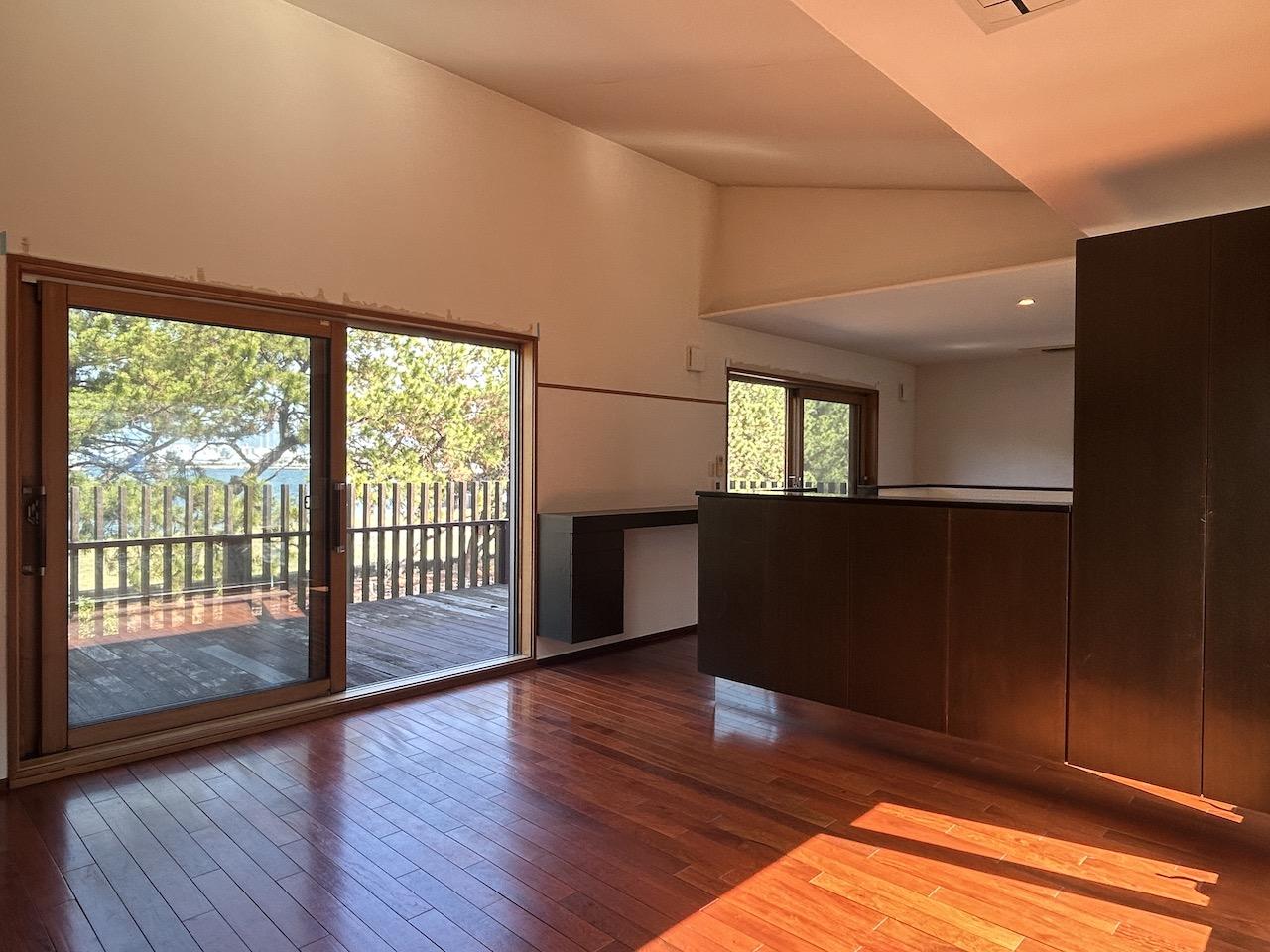 福岡市中央区福浜の売買物件/モダンな雰囲気の室内。床には、かりんの無垢フローリングが使われています。