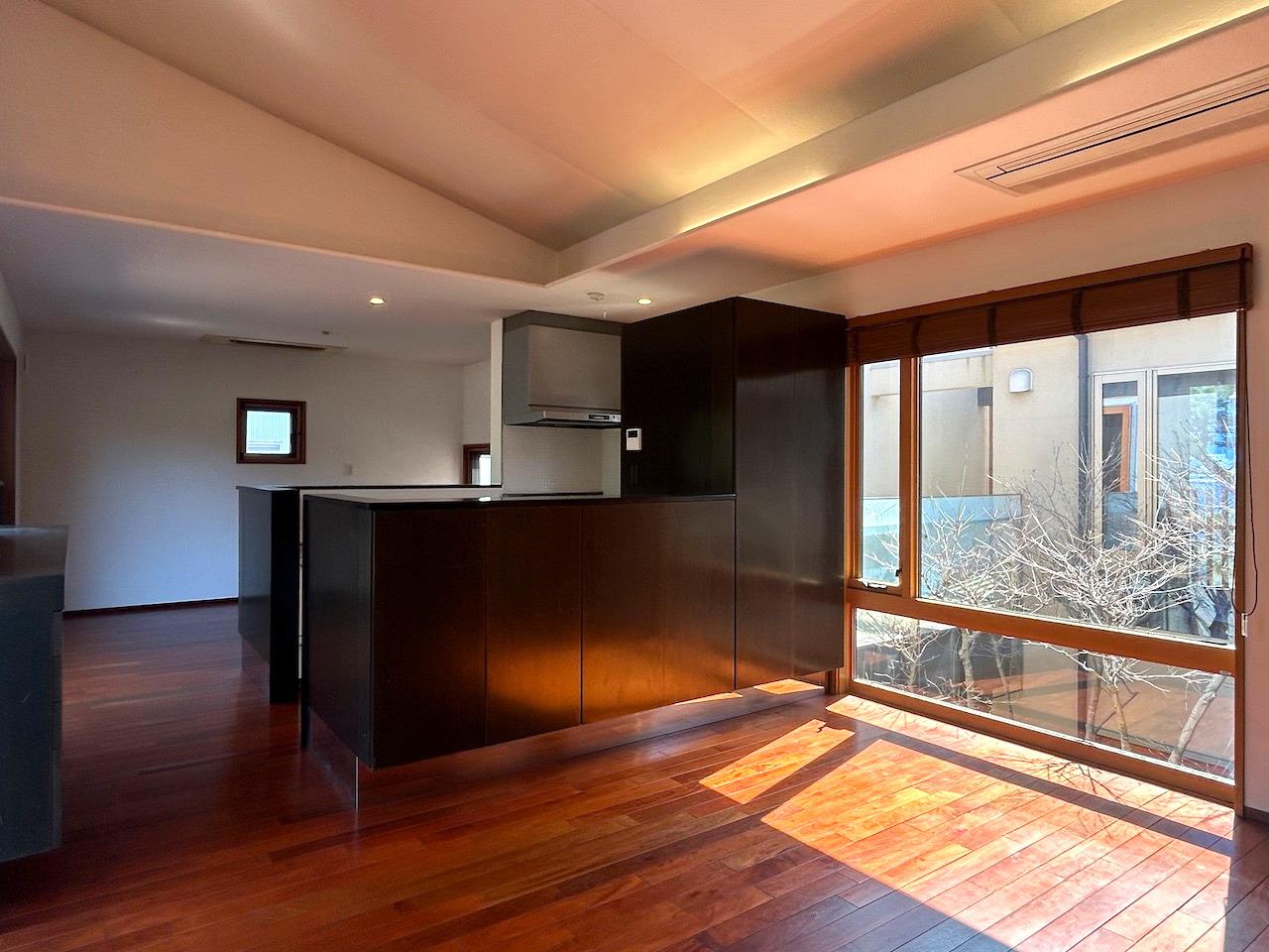 福岡市中央区福浜の売買物件/中庭の木々を切り取るように望めます。日差しもたっぷり。