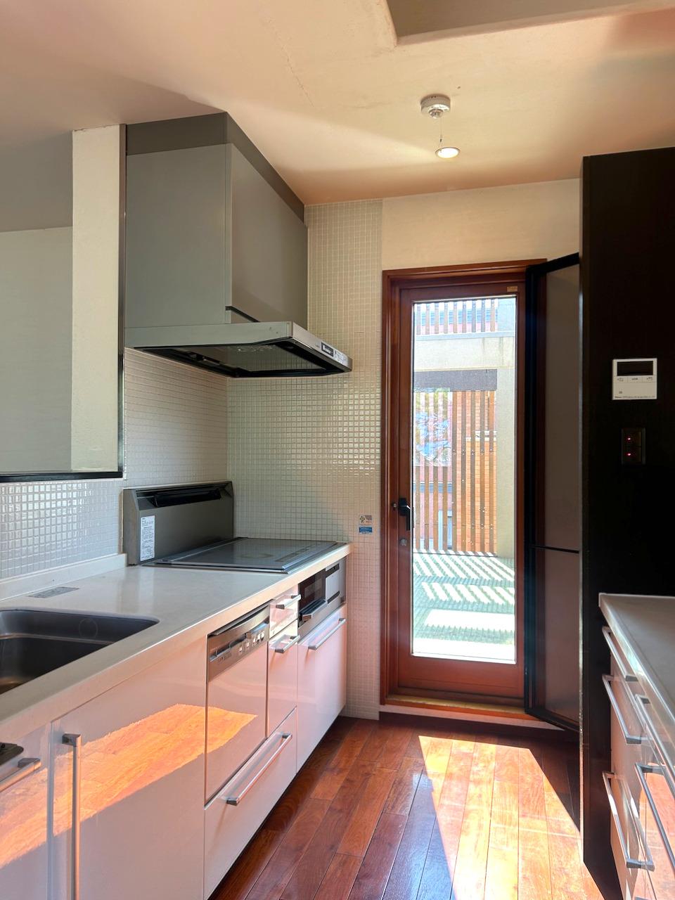 福岡市中央区福浜の売買物件/キッチン。カップボードもあります。さりげない白いタイルが可愛い。