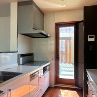 福岡市中央区福浜の売買物件/キッチン。カップボードもあります。さりげない白いタイルが可愛い。