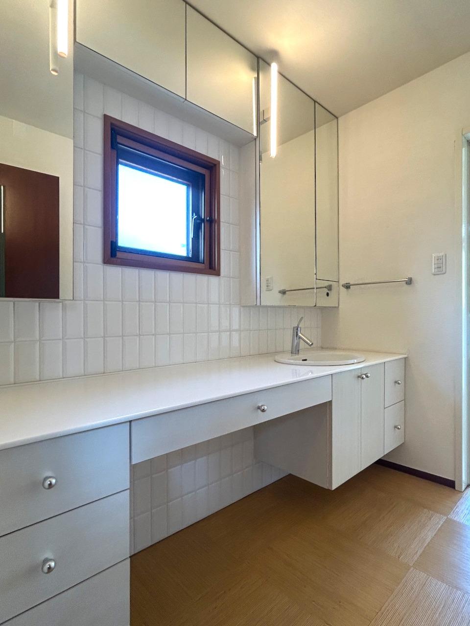 福岡市中央区福浜の売買物件/清潔感のある水回り。朝の時間帯でもゆったり使えそうな広さ。