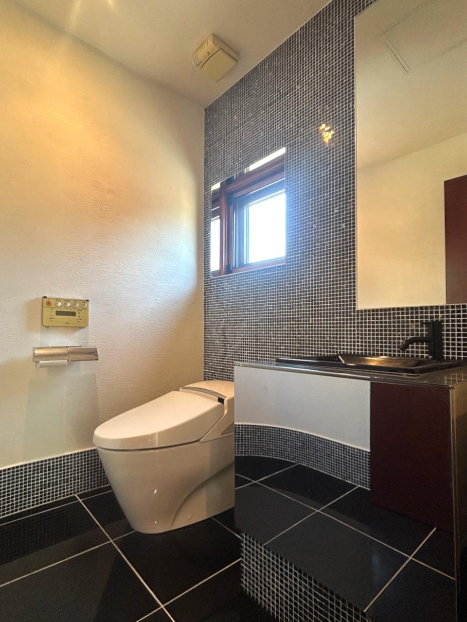 福岡市中央区福浜の売買物件/トイレ。黒いタイルが効いた、かっこいいデザインです。