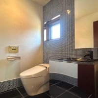 福岡市中央区福浜の売買物件/トイレ。黒いタイルが効いた、かっこいいデザインです。