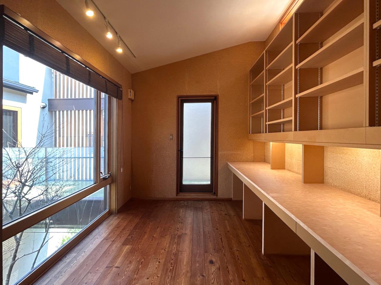 福岡市中央区福浜の売買物件/バルコニーの先には、書斎が広がっています。室内側からも出入りができる設計。