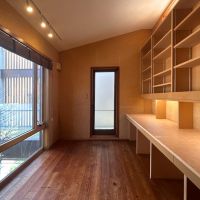 福岡市中央区福浜の売買物件/バルコニーの先には、書斎が広がっています。室内側からも出入りができる設計。