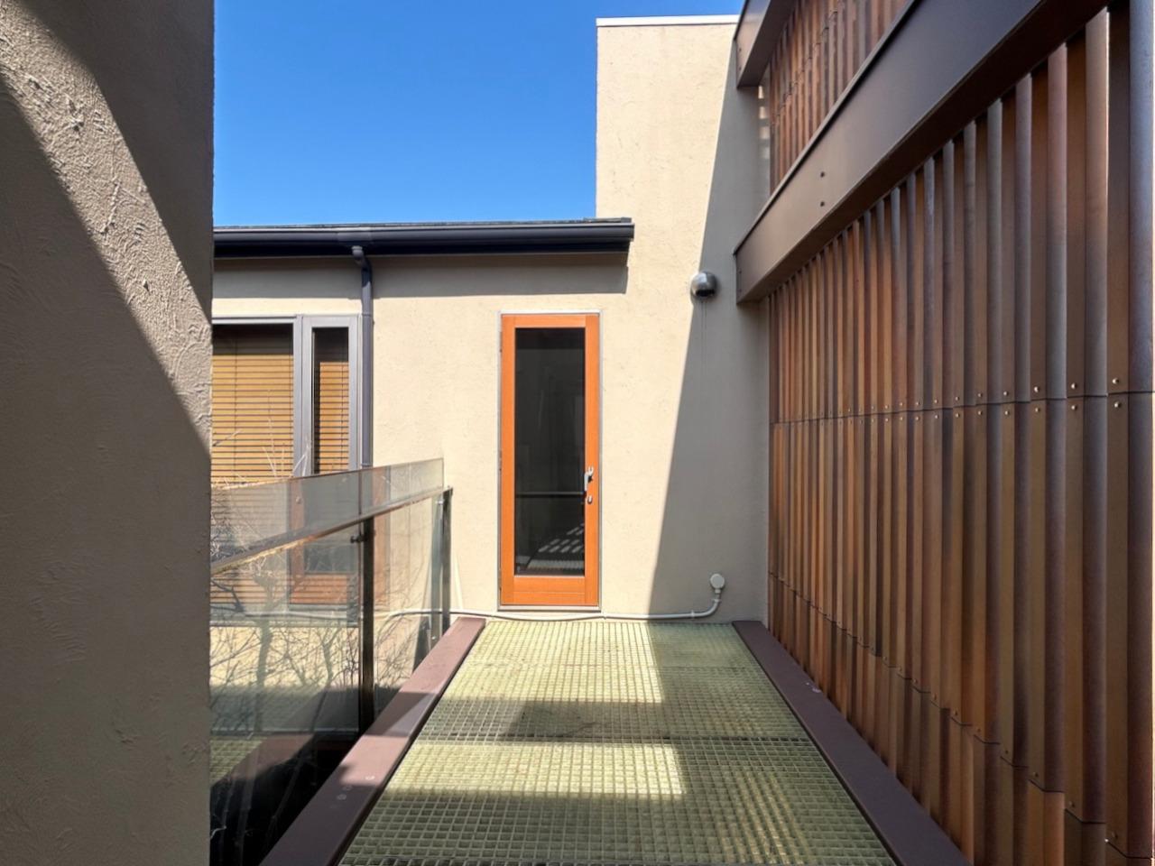 福岡市中央区福浜の売買物件/キッチンのドアから、小さなバルコニーにもつながっています。