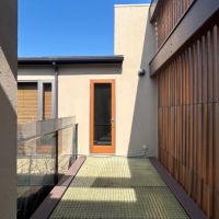 福岡市中央区福浜の売買物件/キッチンのドアから、小さなバルコニーにもつながっています。