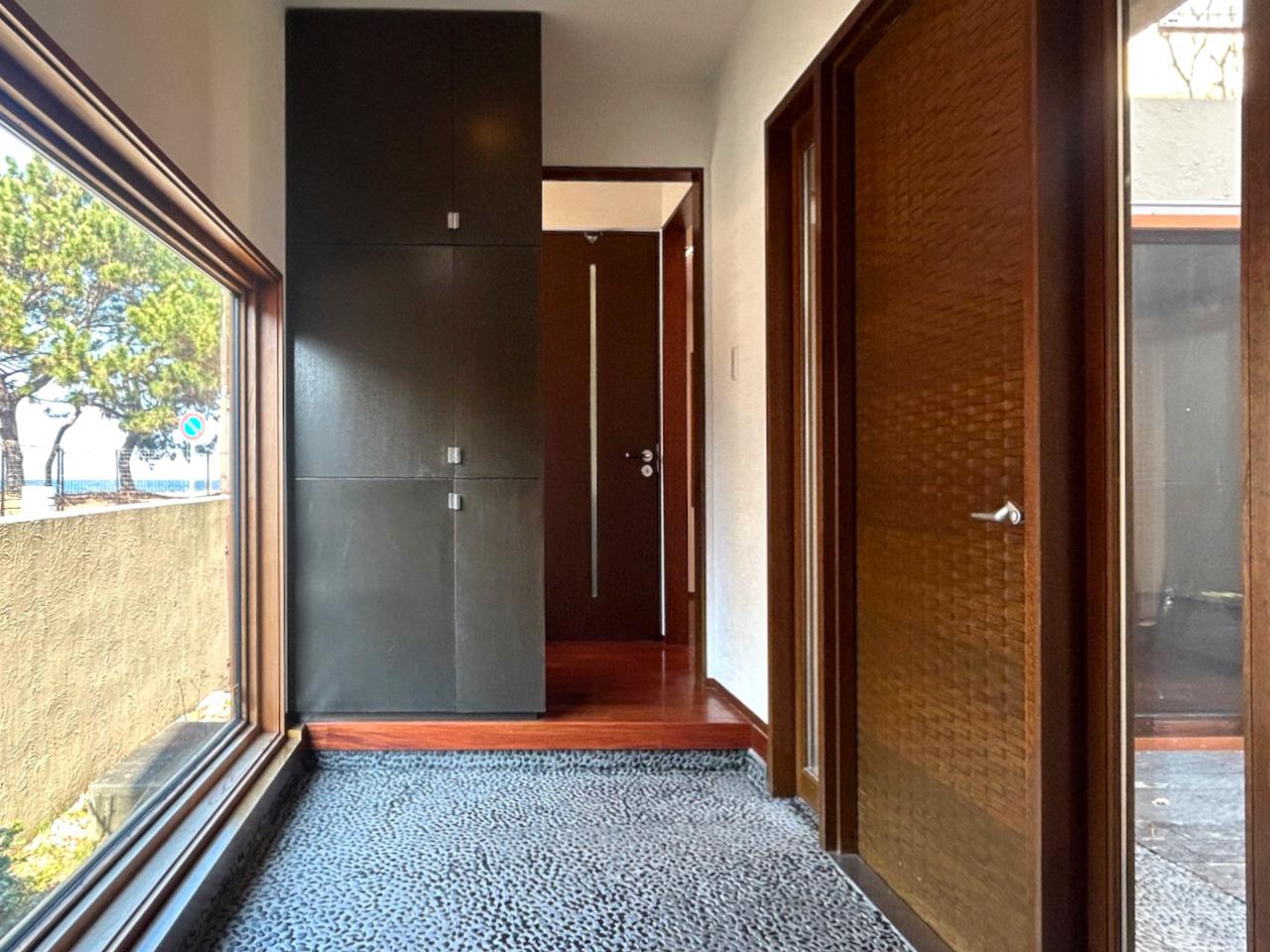 福岡市中央区福浜の売買物件/大きな窓を設けた玄関。