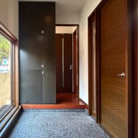 福岡市中央区福浜の売買物件/大きな窓を設けた玄関。