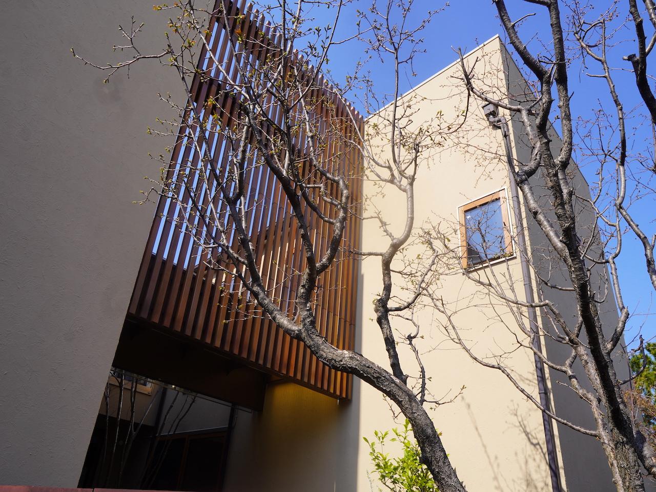 福岡市中央区福浜の売買物件/茶色いルーバーは、木ではなく、陶器の素材。劣化がしづらくメンテナンスしやすいんだとか。