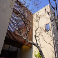 福岡市中央区福浜の売買物件/茶色いルーバーは、木ではなく、陶器の素材。劣化がしづらくメンテナンスしやすいんだとか。