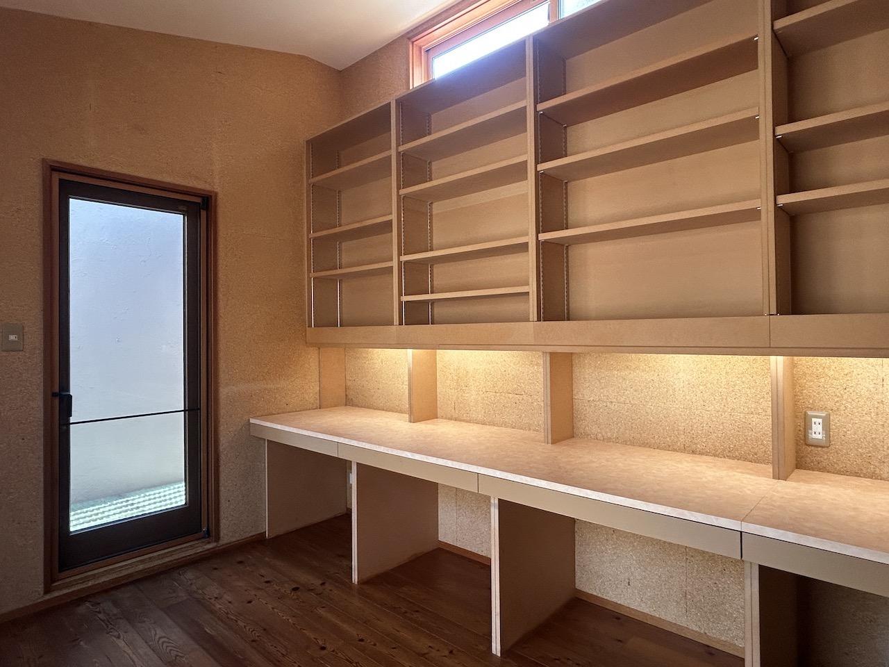 福岡市中央区福浜の売買物件/広い本棚とデスク。まさに没頭できる空間です。