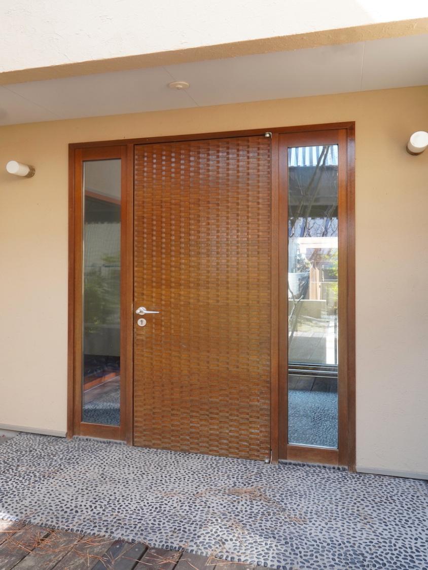 福岡市中央区福浜の売買物件/木製の玄関扉もいい雰囲気。カゴ編みのようなデザインが、どこか愛らしいんです。