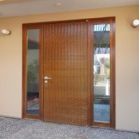 福岡市中央区福浜の売買物件/木製の玄関扉もいい雰囲気。カゴ編みのようなデザインが、どこか愛らしいんです。