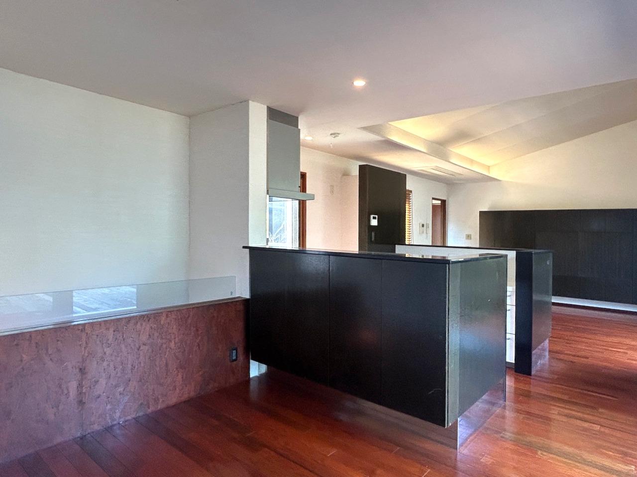 福岡市中央区福浜の売買物件/空間の中心には大きなキッチン。リビングとダイニングスペースをゆるやかに仕切れる間取りです。