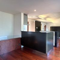 福岡市中央区福浜の売買物件/空間の中心には大きなキッチン。リビングとダイニングスペースをゆるやかに仕切れる間取りです。