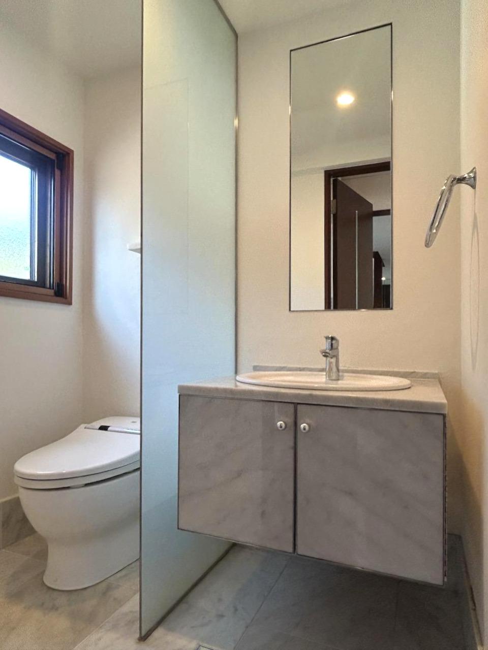 福岡市中央区福浜の売買物件/ちなみに、1階にもトイレと洗面が備わっていますよ。