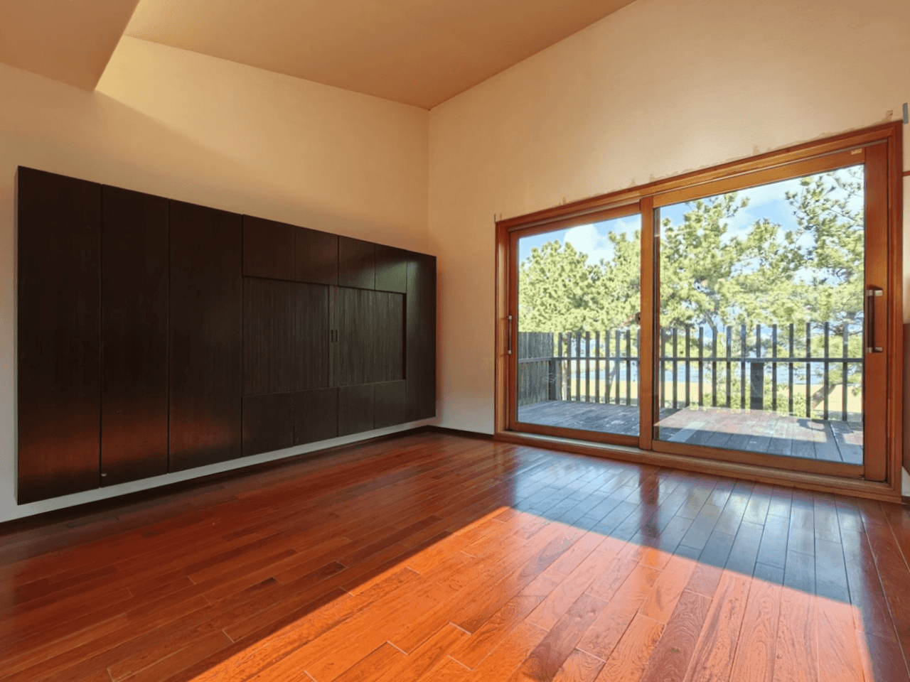 福岡市中央区福浜の売買物件/テレビボードの佇まいもさることながら、大きな窓からの開放感も魅力。