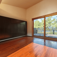 福岡市中央区福浜の売買物件/テレビボードの佇まいもさることながら、大きな窓からの開放感も魅力。