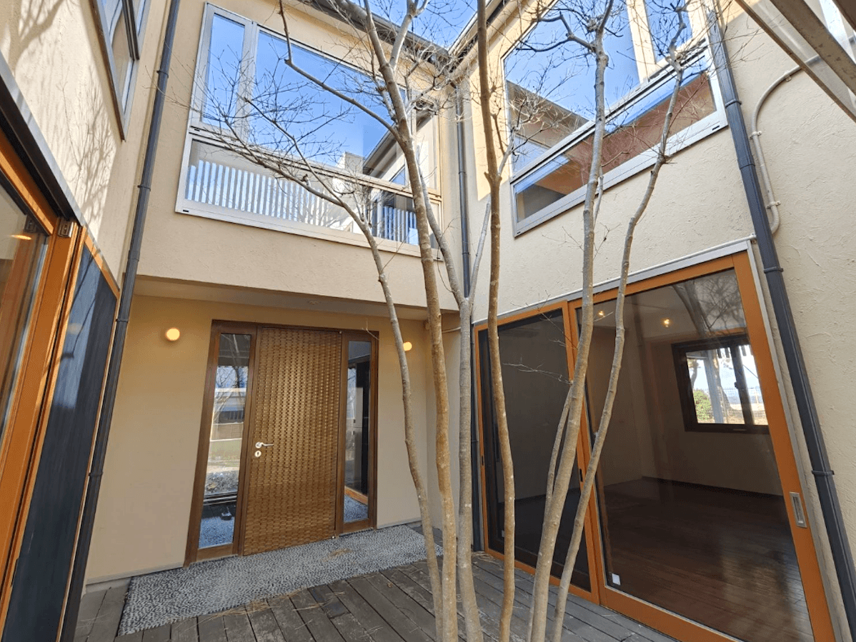 福岡市中央区福浜の売買物件/中庭のシンボルツリーはヤマボウシ。初夏には白い花が咲き、夏は鮮やかな緑、秋の紅葉と四季を楽しめます。