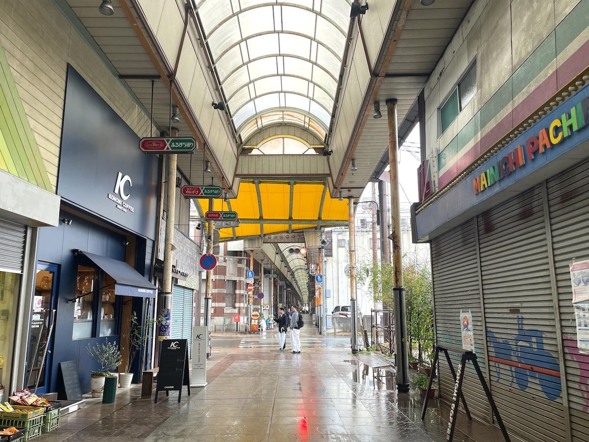 福岡県直方市古町の賃貸物件/アーケード内の色使いが素敵です。