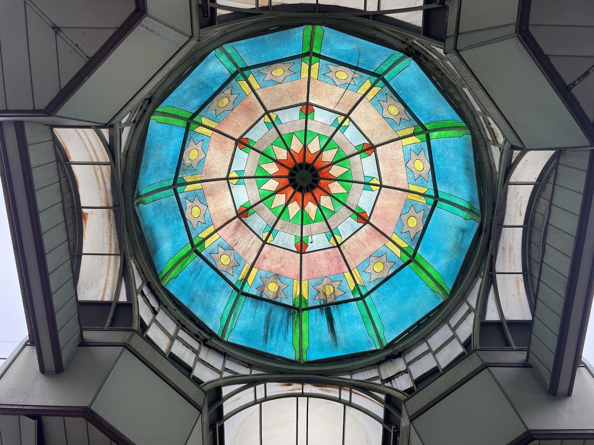 福岡県直方市古町の賃貸物件/吸い込まれそうな幾何学模様のアーケード天井。