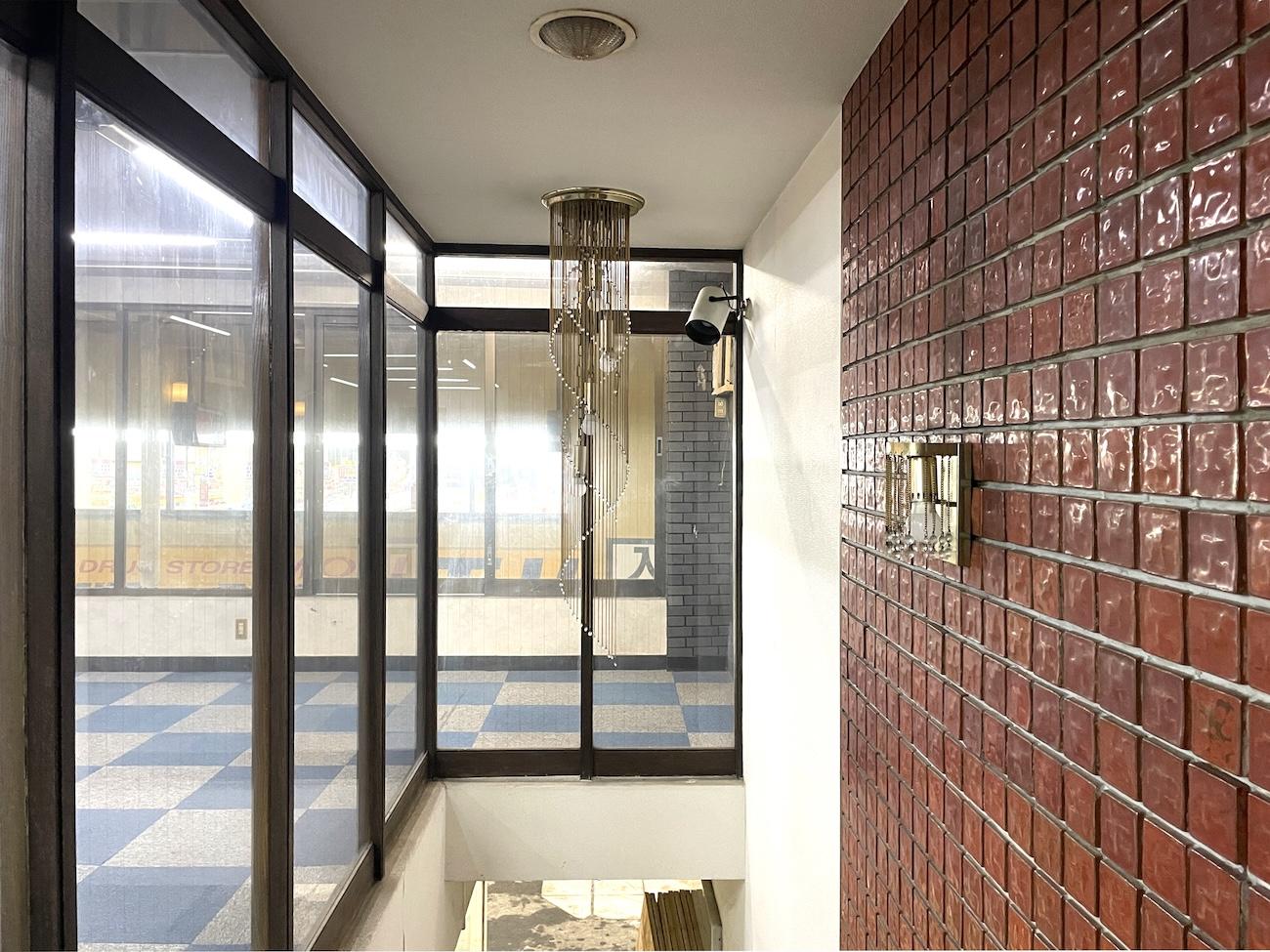 福岡県直方市古町の賃貸物件/レトロなレンガタイルと照明が特徴的。