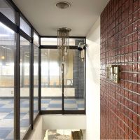 福岡県直方市古町の賃貸物件/レトロなレンガタイルと照明が特徴的。