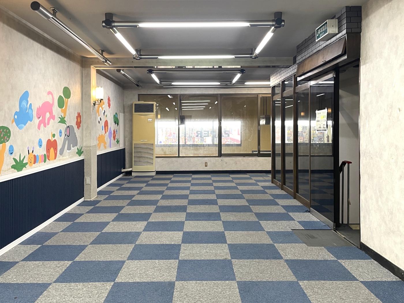 福岡県直方市古町の賃貸物件/商店街を見渡せる大きな窓があります。