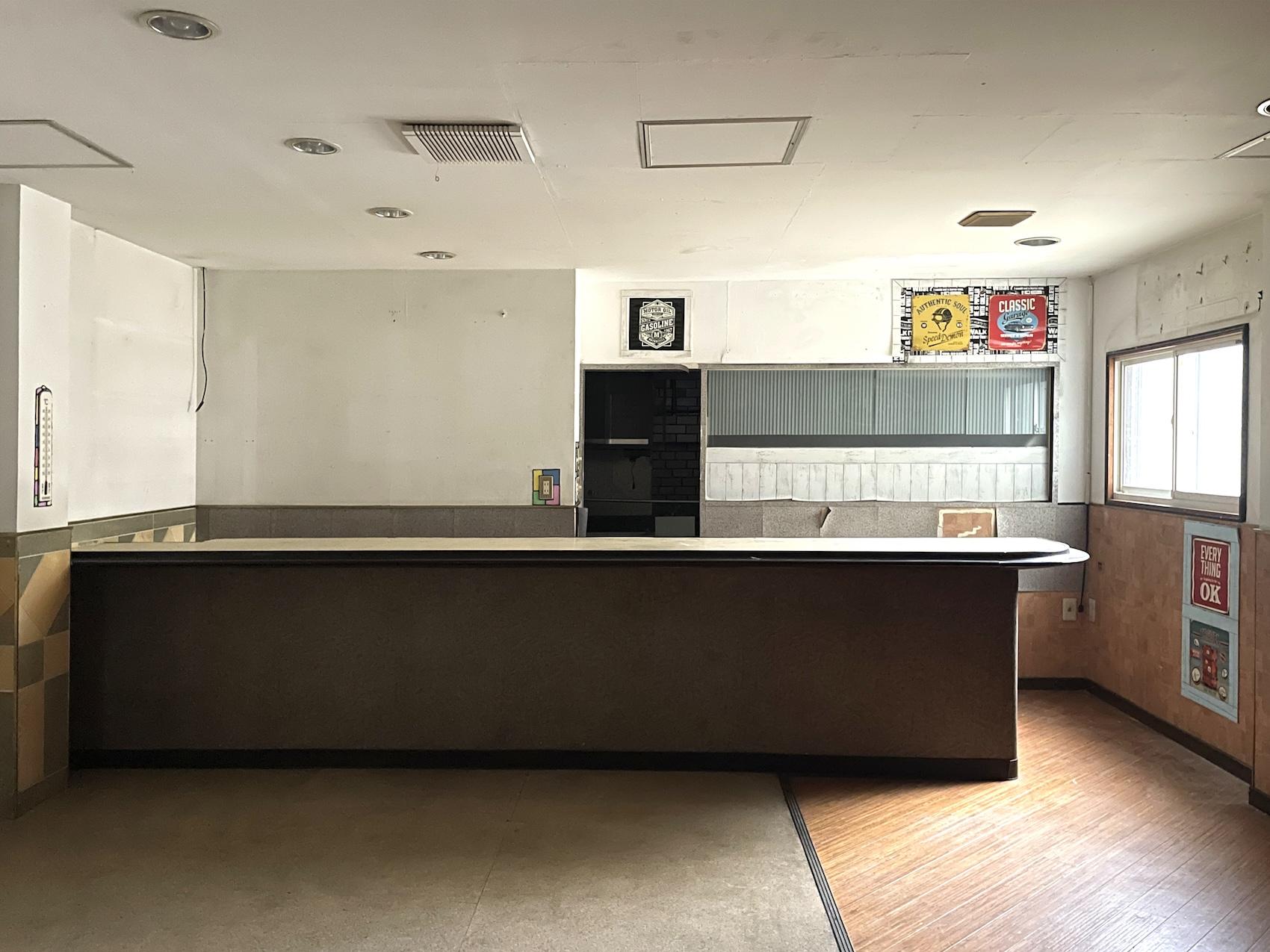 福岡県直方市古町の賃貸物件/元飲食店の区画。既存カウンターがあります。