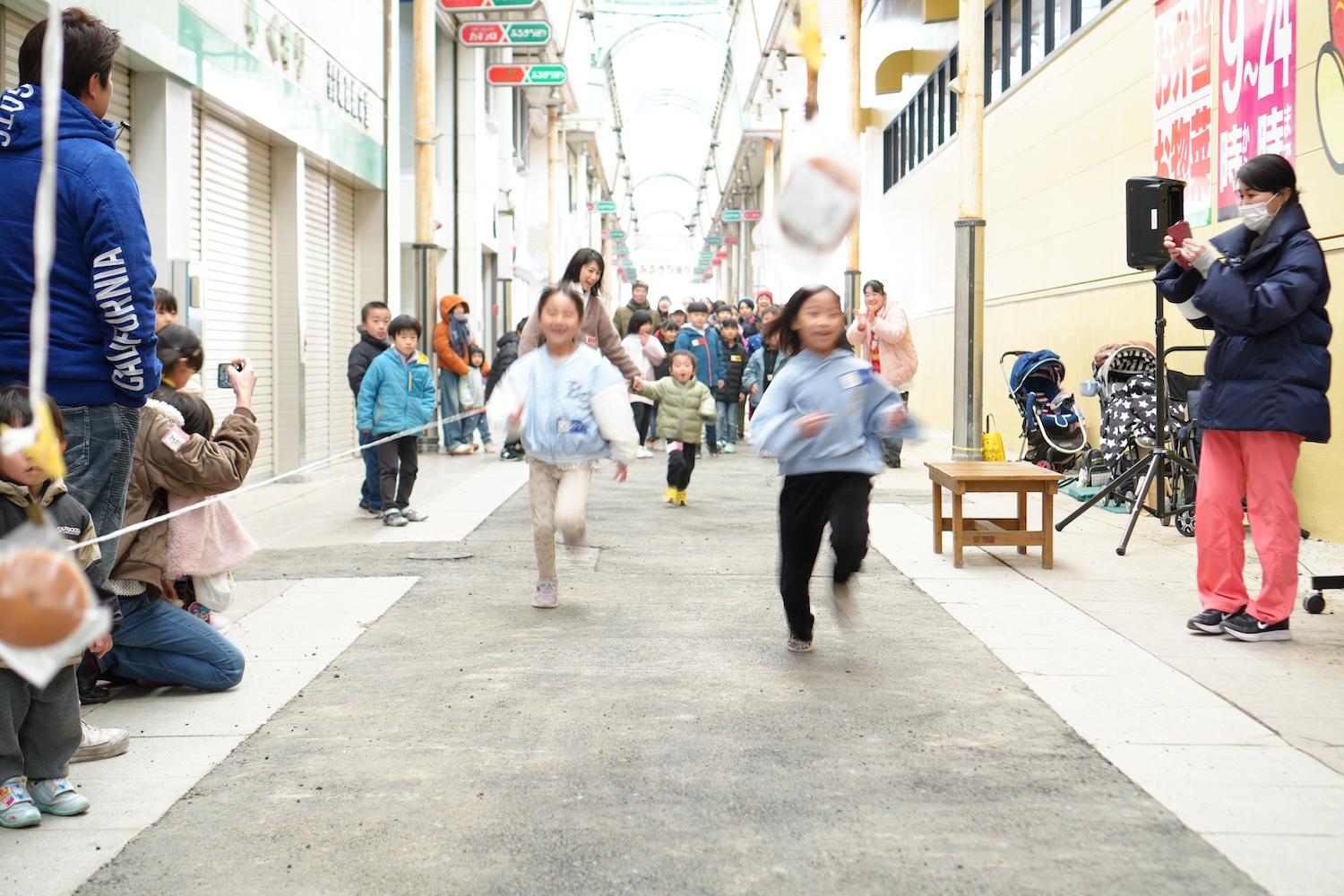 福岡県直方市古町の賃貸物件/こどもたちが全力で商店街の中で楽しむ様子が素敵です。