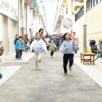 福岡県直方市古町の賃貸物件/こどもたちが全力で商店街の中で楽しむ様子が素敵です。