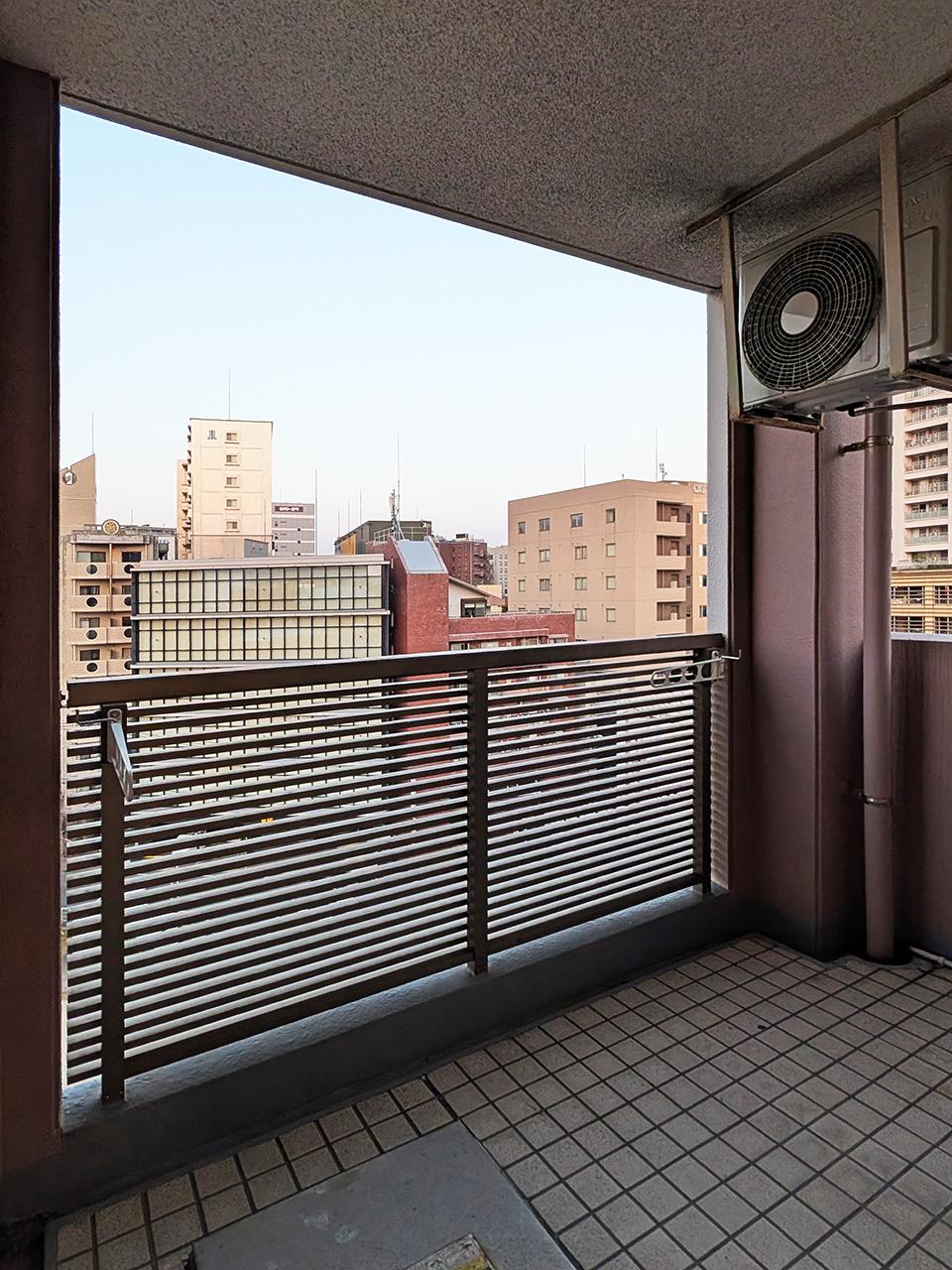 福岡市中央区今泉の賃貸物件/今回のお部屋は、ルーバーの目隠し有り。広めに取られたバルコニーで公園ビューを楽しみましょう。