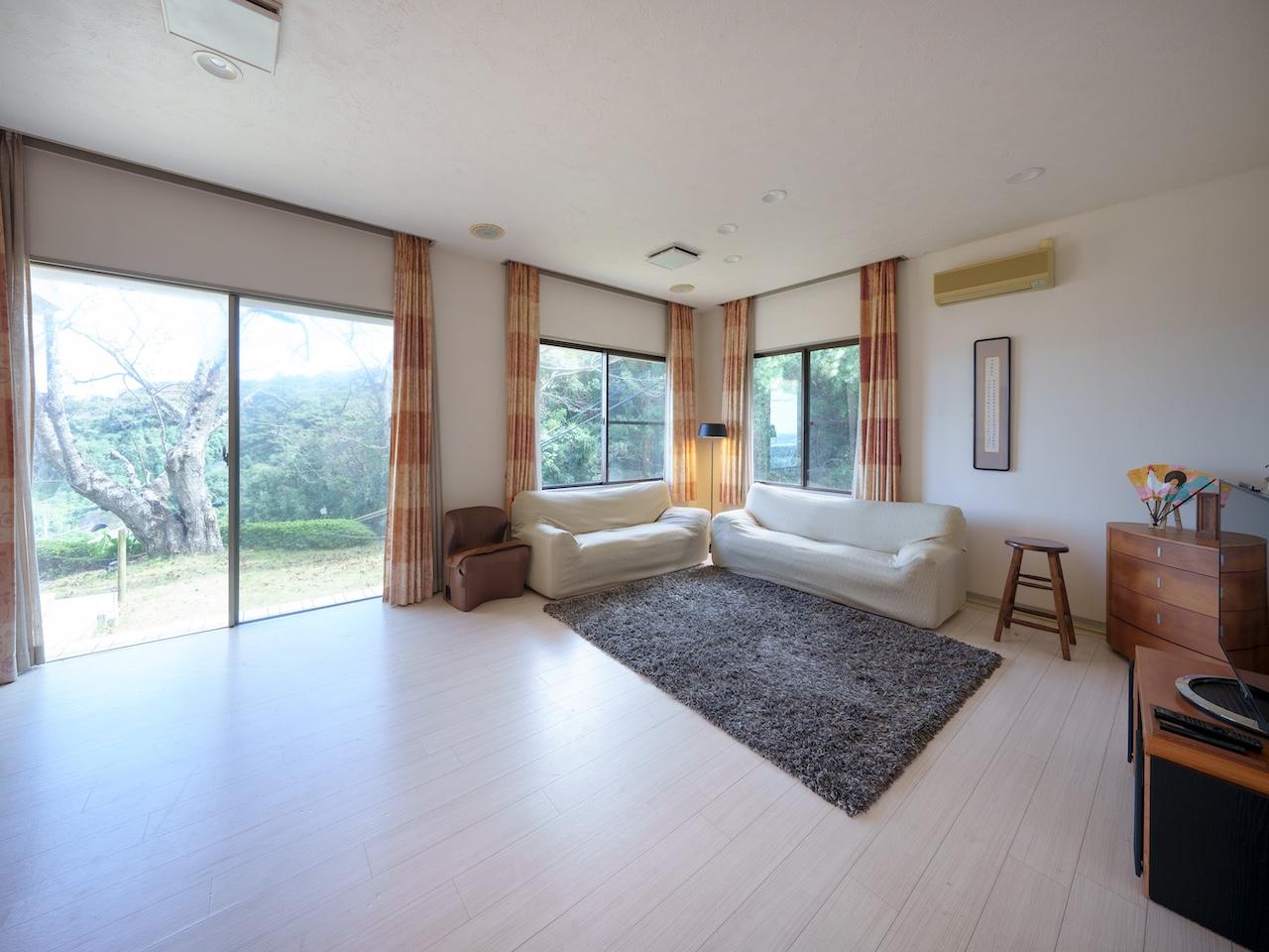 福岡市西区今宿青木の売買物件/窓が多く、緑がたくさん視界に入るリビング。